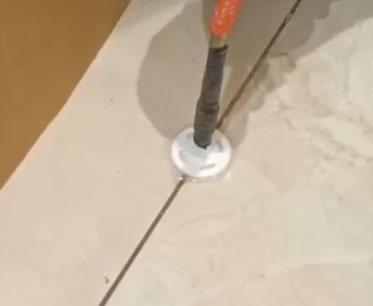 垣曲瓷砖空鼓维修公司专业解答瓷砖在铺贴过程中，如果没有涂抹均匀到位的粘结材料（如水泥砂浆或瓷砖胶），可能会导致以下问题